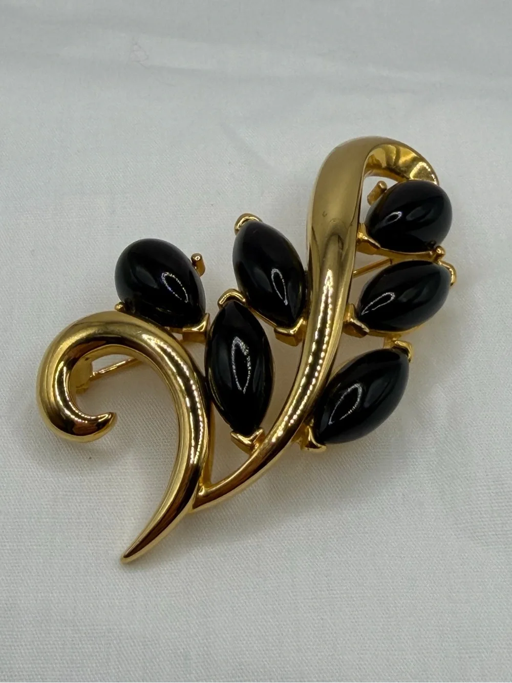 Vintage Trifari Signed Brooch Pin Gold Tone Black Cabochon Leaves Floral